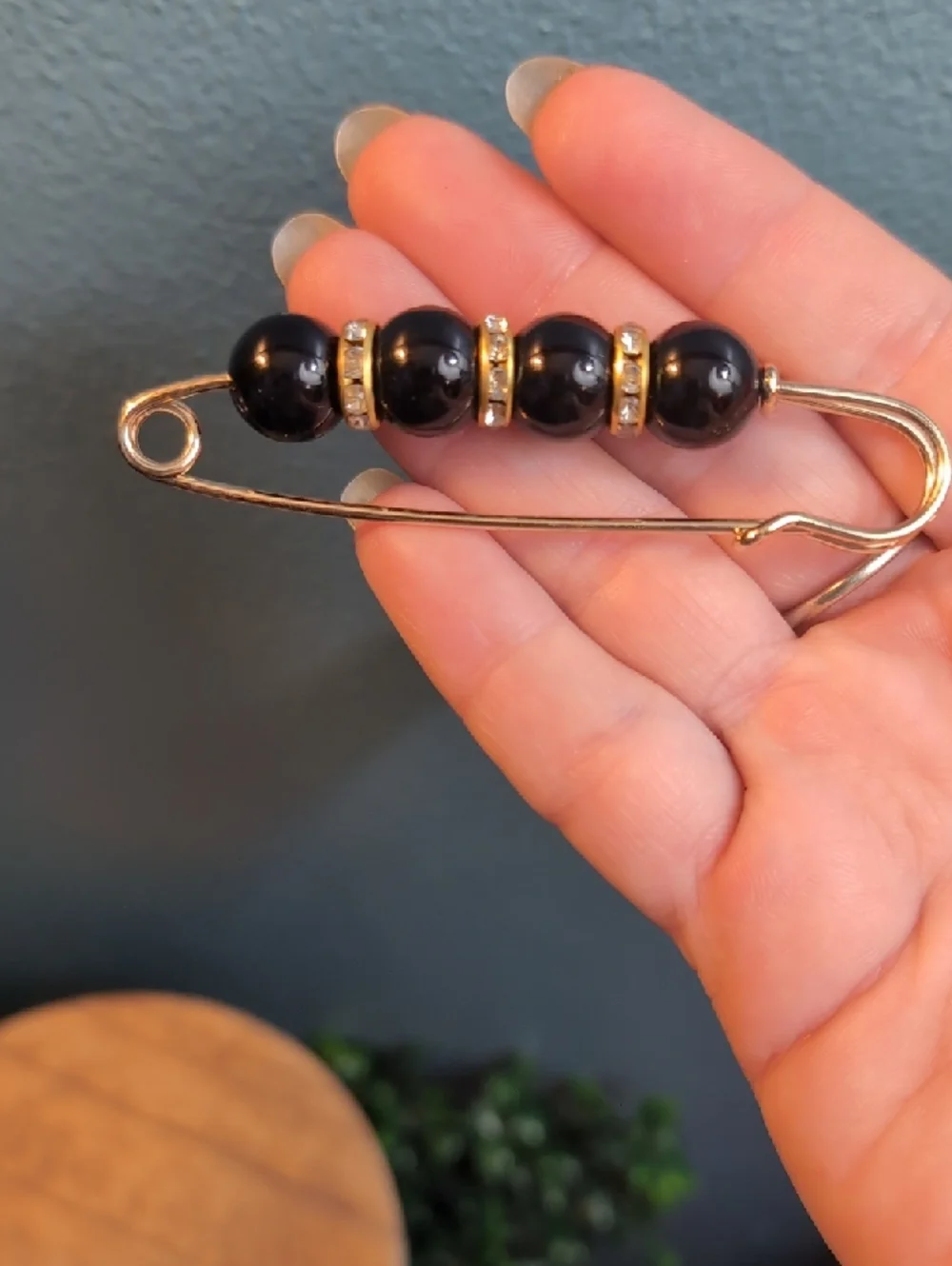 Vtg Safety Pin Brooch Set- Heart & Bead - Gold and Black - Picture 4 of 4